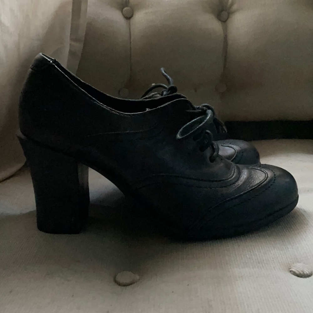 Born handcrafted black leather heeled shoes